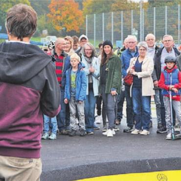 Sportanlage um ein Juwel reicher - Gemeindeammann und Co-Projektleiter Hans-Peter Budmiger freute sich, dass so viele Besucher und Gäste zur Eröffnung der Pumptrackanlage in die Bachmatten kamen.
