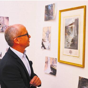 Dank Druckkunst zum Kunstdruck - Röbi Barrer, Präsident des Stiftungsrats von Muri Kultur, vertieft in Wolfs Kunst.