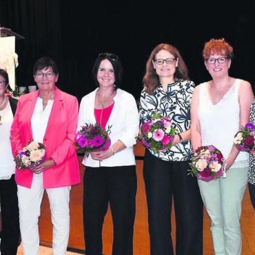 Das Wirken ans Licht holen - Die Preisträgerinnen aus den Bezirken Bremgarten und Muri: (von links) Rosmarie Groux (Berikon), Petra Oggenfuss (Berikon), Doris Stöckli (Bremgarten), Evelyn Pfister (Arni), Claudia Gauch (Bettwil), Katja Zimmermann (Auw), Cornelia Stutz (Niederwil), Marlis Villiger (Auw) und Franziska Stenico (Beinwil/Freiamt). Bild: Erika Obrist