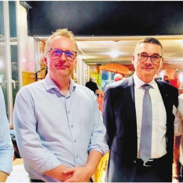 «Sorgenkind» mit vielen Stärken - Sie diskutierten gemeinsam über das Gesundheitswesen, seine Stärken, Schwächen und das Entwicklungspotenzial, von links: Thomas Ernst, Präsident Aargauischer Ärzteverband, Mathias Früh, Leiter Gesundheitspolitik der Helsana, Stephan Campi, Generalsekretär der Gesundheitsdirektion, und Moderator Alexander Eigensatz. Bild: Thomas Stöckli