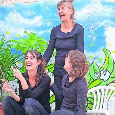 Ein Leben für Gerechtigkeit - Ein grosser Erfolg ist jeweils das spontane Theater (hier in Barcelona). Bilder: zg