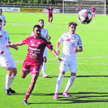 Vom Pech verfolgt - Mateus Rodrigues (Mitte) ist der Torschütze zum 1:1 für den FC Muri. Nach dem Ausgleich stehen die Chancen für die Klosterdörfler gut, zumindest einen Punkt mitzunehmen. Am Ende steht aber dennoch eine weitere Niederlage. Bild: Archiv/pf