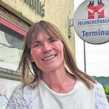 «Terminus» ist ihr ein und alles - Doris Meier vor ihrem Restaurant Terminus – ihrem Zuhause. Bild: ake