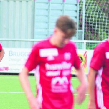 Kopf in der Kabine gelassen - Ratlosigkeit macht sich breit. Die Murianer (links Captain Simone Parente) verlieren auch in der Cup-Qualifikation. Bild: spr/Archiv