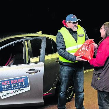 1400 Fahrten, 800 Freiwillige - Auch dieses Jahr bedankten sich die Fahrer von Nez Rouge mit einem Geschenk bei ihren Fahrgästen. Bild: zg