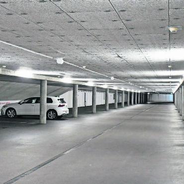 «Andere Nutzung nicht zulässig» - Platz wäre hier mehr als reichlich vorhanden: Im alten Bereich der Parkierungsanlage Hofmatten stehen die Parkfelder praktisch immer leer. Eine Vermietung will die Gemeinde Wohlen jedoch partout nicht. Bild: Daniel Marti