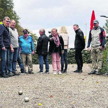 Lose Enden zusammenführen - Gelungene Premiere: Am Pétanque-Turnier im Bünzpark kamen viele Leute zusammen.