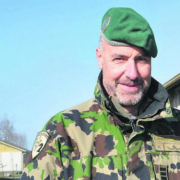 Nach wie vor wichtiger Standort - Oberst Cédric Ruckli in Bettwil. Bei der Militäranlage stehen Investitionen an. Bild: ake