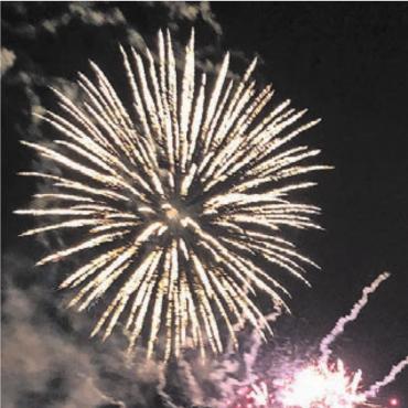 Wo Heimatgefühle aufkommen - Feuerwerk erhellt den Nachthimmel.