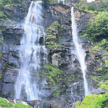 Aus anderen Blickwinkeln - Die Bremgarter Carina und Daniel Kickert fotografierten auf ihrem «Road Trip» (Locarno, Lugano, Como, Mandello del Lario, Val Chiavenna, St. Moritz) den Wasserfall «Cascate dell’Acquafraggia». Der imposante Wasserfall biete auch eine Bademöglichkeit.