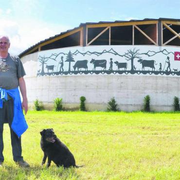Alpaufzug an der Silowand - Glücklich über das Kunstwerk am Güllensilo und stolz darauf: Sandra Halter und Urs Gumann. Bild: Thomas Stöckli