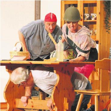 Vom Hof in den Palast - Zuweilen geht auf dem Lärchenhof ganz schön die Post ab. Bild: Patrick Fischer