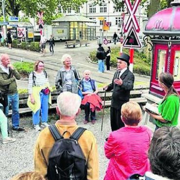 GV mit speziellem Leckerbissen - Die Mitglieder kamen in den Genuss einer ganz speziellen Stadtführung. Bild: zg