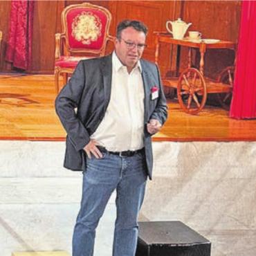 «So ein Theater» - Verwaltungsratspräsident Dominik Erny bei der Begrüssung der Gäste. Bild: zg