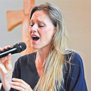 Kleines Geschenk für die Pfarrei - Sie überzeugte mit ihrer gefühlvollen Stimme. Normalerweise sind die grossen Musicalbühnen Anja Haeselis Welt. Doch sie tauscht diese auch gerne mit einem Auftritt im kleinen Rahmen. Bilder: Sabrina Salm
