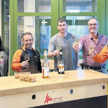 Zwei tolle Wochenenden bieten - Nach der Gründungsversammlung des Trägervereins stiess der Vorstand des neuen Trägervereins zusammen mit einem Teil des OKs auf den gelungenen Start und die bevorstehenden Aufgaben an. Bild: zg