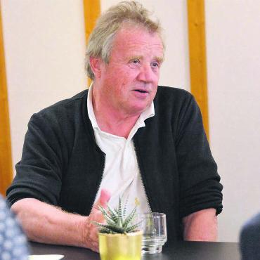 Ein Tod erhitzt die Gemüter - Autor und Regisseur Werner Schweizer nach der Vorführung im Gespräch. Bild: Celeste Blanc