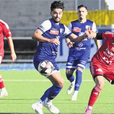 Freiämter Trio im Einsatz - Der FC Wohlen (Bijan Dalvand, links) und der FC Muri (Miguel Ferreira, rechts) trafen vergangene Saison in der Meisterschaft aufeinander. Jetzt könnten sie Gegner am ersten Axa-Cup sein. Bild: Archiv/awa