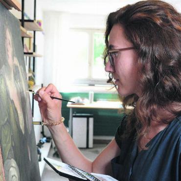 Alten Werken Sorge tragen - Höchste Konzentration ist gefragt, wenn es um das Ausbessern von kleinen Schäden geht. «Manchmal bin ich völlig in meine Arbeit versunken», erklärt Isabelle Rippmann. Bild: Chregi Hansen