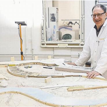 Grossartige Einblicke - Heinz Briner steckte über 2000 Stunden ehrenamtliche Arbeit in das Stadtrelief.
Bild: zg