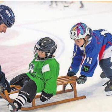 Gegenseitige Begeisterung - Der Spass kam für die kleinen Eishockeyspieler definitiv nicht zu kurz.