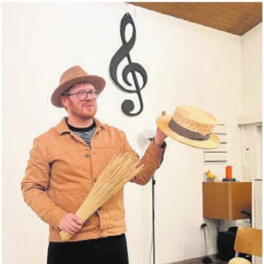 Weiterer unvergesslicher Abend - Hutmacher Julian Huber zeigte, wie man Strohhüte herstellt.