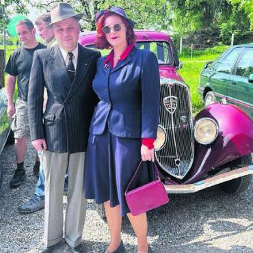 René und Daniela Hausmann aus Schafisheim vor ihrem 90-jährigen Peugeot.