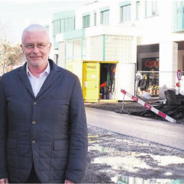 Optimale Lösung rasch umgesetzt - Die Verzögerung der Sanierung der Alten Bahnhofstrasse hat der ibw praktisch in die Hände gespielt, so konnte der neue Wärmeverbund zusammen mit den Strassenarbeiten realisiert werden: Projekleiter Drilon Bajrami und ibw-Geschäftsleiter Peter Lehmann. Bilder: Daniel Marti