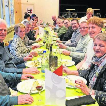 Danke für den Christchindli-Märt - Die Glühwein-Königin Dora Wyss sitzt vorne rechts. Bild: hr