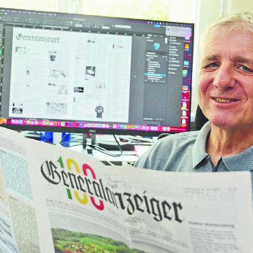 Kleines Stück Heimat - Seit sieben Jahren gibt der Hägglinger Marco Saxer die Dottiker Zeitung heraus. Zum 100. Geburtstag hat der Verleger eine Jubiläumsausgabe produziert, welche Einblicke ermöglicht in die Geschichte des Anzeigers. Bild: Chregi Hansen