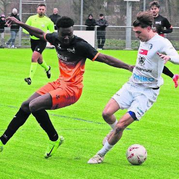 «Ein seltsames Spiel» - Noel Romano (rechts) gegen Schötz-Spieler Abraham Yeboah Boateng. Ein Fehler des Wohlers läutet die Niederlage ein. Bild: Josip Lasic