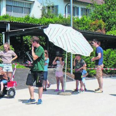 Der Festakt zur Eröffnung des Kulturhauses bot einiges an Programm. Am Geschicklichkeitsparcours konnten sich die Kleinen beweisen. Bild: Alphonse Hauser