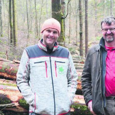 «Das muss doch unser Holz sein» - Förster Oliver Eichenberger und Gemeinderat Beat Küng beim Holzschlag. Bild: ake