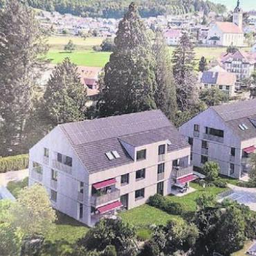 Wohnen mitten im Dorf - So sollen die beiden identischen Mehrfamilienhäuser später aussehen. Bilder: chh/zg