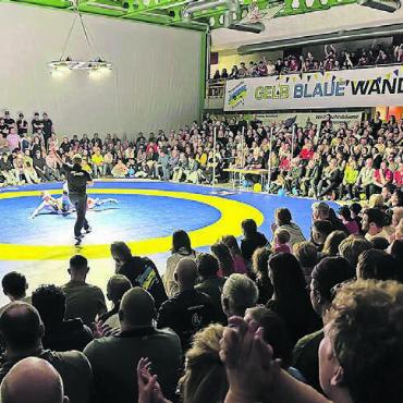 Ein Bein im Final - Volle Bachmattenhalle: 700 Fans sind dabei und sorgen für eine tolle Atmosphäre.