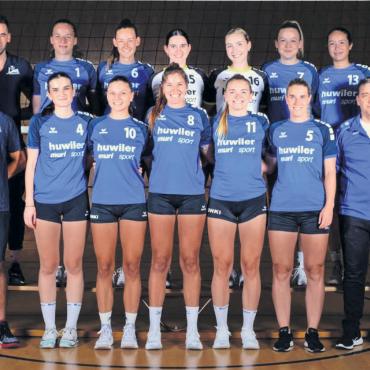 Ein Dorfverein strebt nach mehr - Die Frauen des TV Lunkhofen in der Saison 2024/25, hinten, von links: Pascal Arnet (Trainer), Anja Mara Huwiler, Laura Gassmann, Célina Moser, Deborah Maraffio, Sophie Voegeli, Luana Mischler. Vorne: Michael Studer (Trainer), Andrea Wengert, Alexandra Högger, Kerstin Hagenbuch, Laura Koller, Simona Hauri, Thomas Abt (Trainer). Es fehlen: Chiara Gassmann, Shari Uhlig.