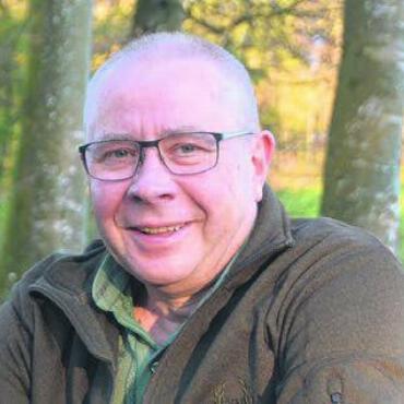 «Draussen, mein Zuhause» - Jäger Hans Keiser beobachtet das Leben im Wald. Bild: ake