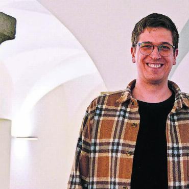 In den Fussstapfen des Förderers - Christoph Vogt in der Bogenhalle des Klosters Muri – viele Räumlichkeiten kennt er seit Jahren. «Gross einleben musste ich mich nicht», sagt er. Bild: Annemarie Keusch