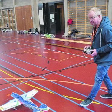 Kunstflug in der Turnhalle - Startbereit für eine nächste Flugeinheit: Urs Stöckli.