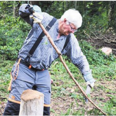 Holz ist nicht gleich Holz - Hans Wipf astet seine Tannäste am liebsten mit dem Berner Gertel ab. Bilder: Verena Anna Wigger