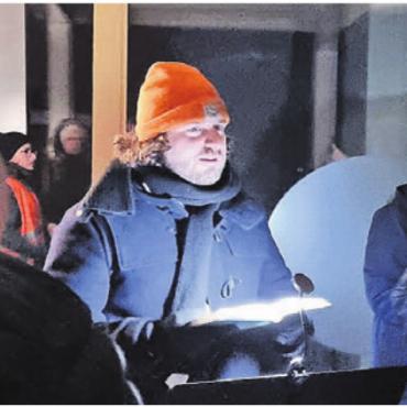 Polarwetter passend zum Roman - Bei frostigen Temperaturen im Garten des «Gerda». Die Lesung mit Adam Schwarz berührte die zahlreichen Gäste der Kriminacht. Bild: vaw