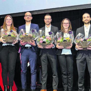 Im Anlagegeschäft gewachsen - Die Raiffeisen-Jubilarinnen und -Jubilaren, von links: Michelle Kuhn (5 Jahre), Yolanda Fischer (30), Myriam Schurtenberger (15), Rafael Jäger (25), Quirin Senn (25), Jenny Etter (10), Riccardo Cavegn (5), Gerhard Niederberger (20). Bild: zg
