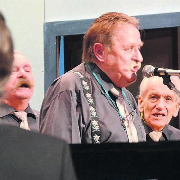 Weltpremiere in der Turnhalle - Hans Stüssi bewies sein Talent als Liedmacher. Sein «Gletscherchalts Alpätal – z Chlüntal im Winter» stiess beim Publikum auf Begeisterung.
