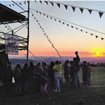 Sommerlager in Nimmerland - Im Cevi-Lager gab es immer wieder wunderbare Abendstimmungen. Bild: zg