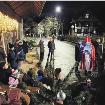 Alle Erwartungen übertroffen - Der Laternenweg zieht viele Leute an, natürlich auch, als der Samichlaus zu Gast war. Bild: zg