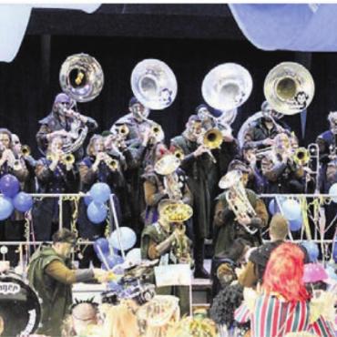 Von Polonaise bis Pizzaiolo - Gute Stimmung an der Kinderfasnacht, auch dank der Guggenmusik. Bild: zg