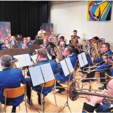 Mit Brassmusik eingeheizt - Unter der Leitung von Silvan Zemp (links) präsentierte die Musikgesellschaft ein abwechslungsreiches Programm. Bilder: ew