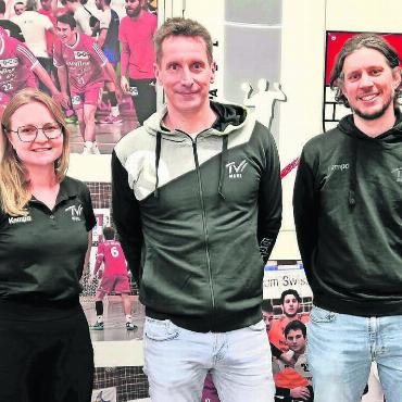 Transfercoup an der Seitenlinie - Eine neue Ära ist eingeläutet. Von links: Präsidentin Lucia Schroth, der neue Trainer Björn Navarin und Sportchef Tobias Wipf. Bild: zg