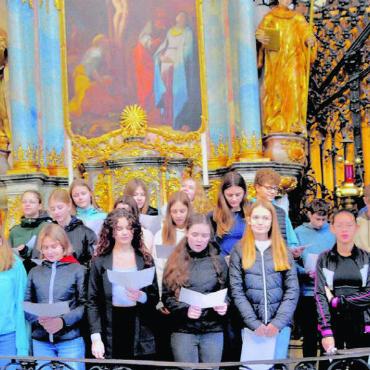 Markt mit Feier - «Heal the World», singt der vereinte Chor der Bez 3c und d unter anderem an der Martinifeier in der Klosterkirche Muri. Bilder: Thomas Stöckli