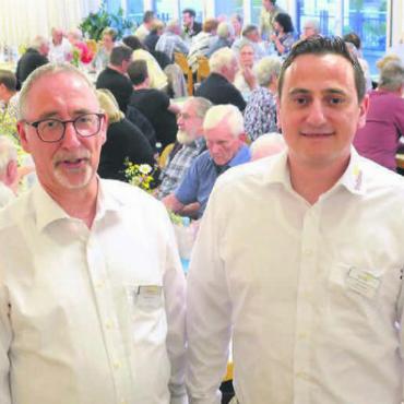 Erneuerung und Vergänglichkeit - Sie blicken auf ein ereignisreiches Jahr zurück. Von links: Peter Mäder, Roland Frick, und Luca Penta (Präsident) vom Vorstand mit Solino-Heimleiter Ralph Huggel. Bild: Thomas Stöckli